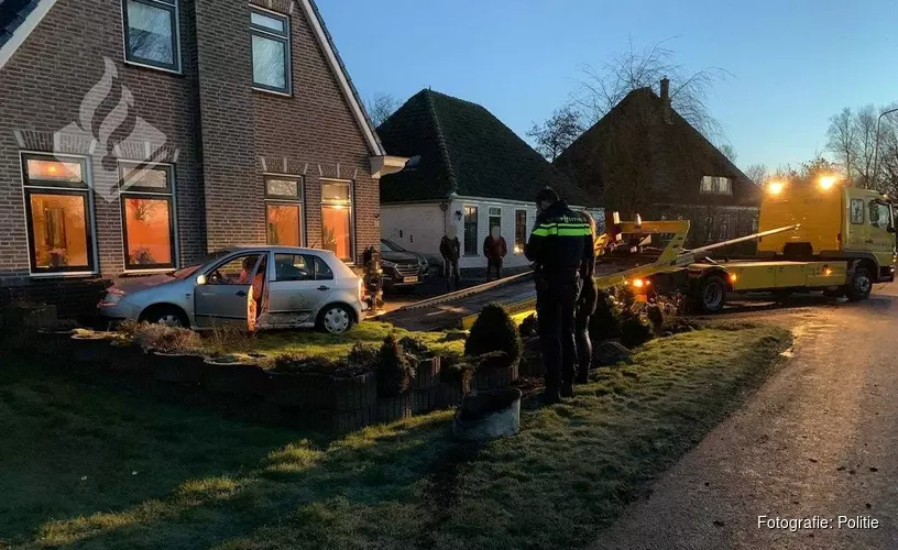 Auto belandt in tuin na glijpartij Wieringerwaard