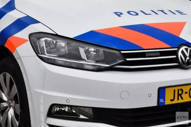 Flinke schade en bestelbusje op de kop na botsing in Wieringerwerf