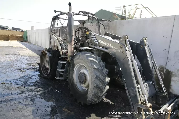 Tractor in brand in Middenmeer