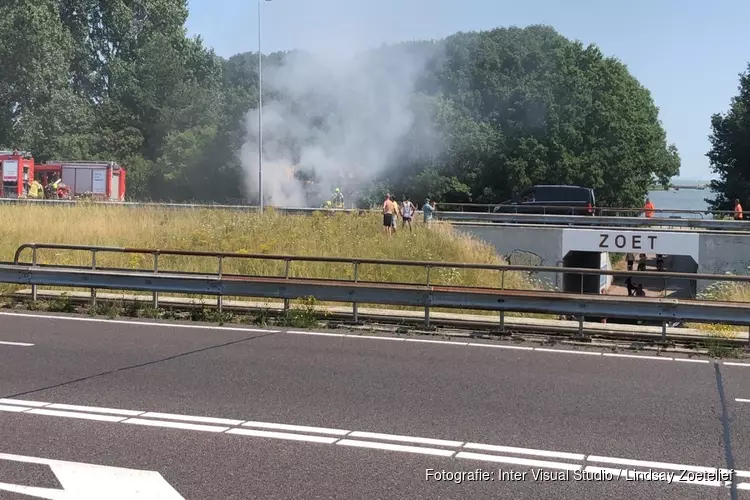 Mobiele kraan in brand op A7