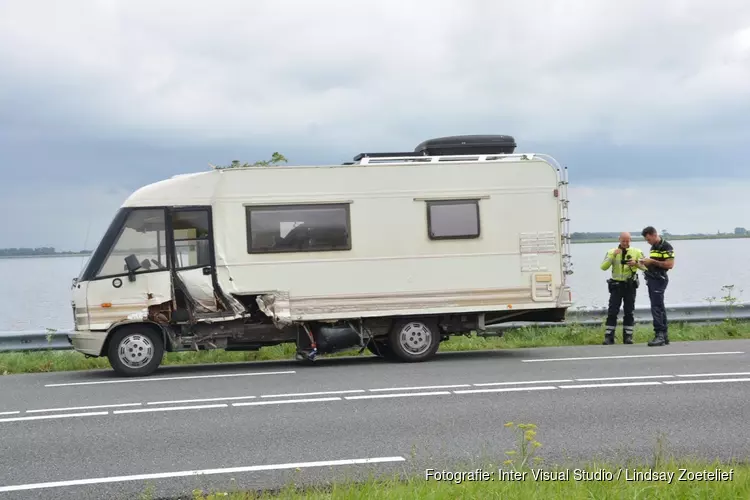 Auto tegen camper op N99