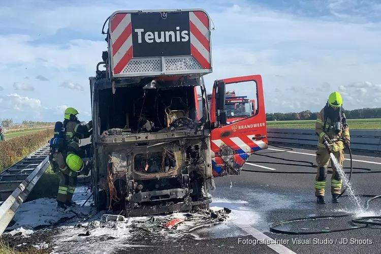 Brandweerauto onderweg naar noodsituatie vliegt in brand op de snelweg