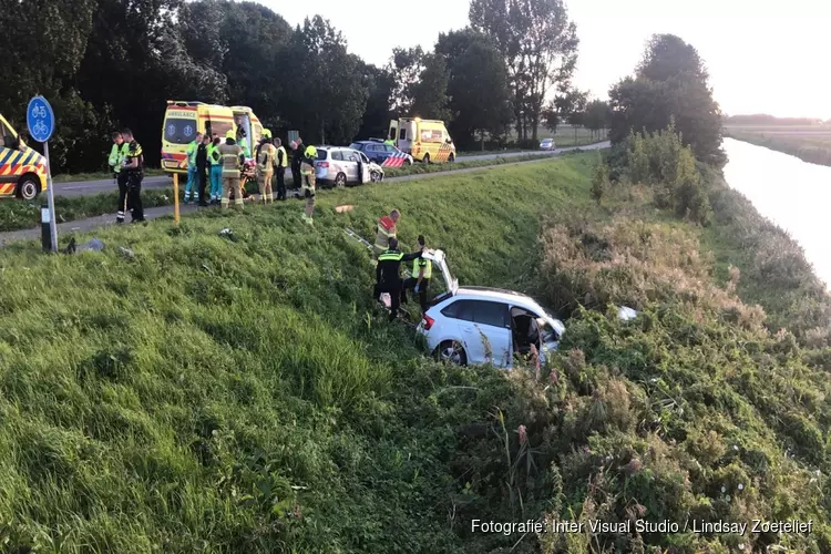 Botsing in Slootdorp: auto onderaan talud