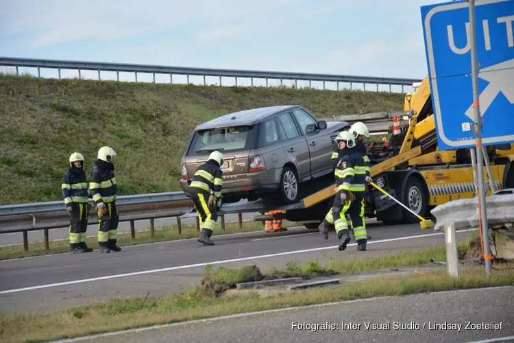 Auto knalt tegen vangrail op Afsluitdijk