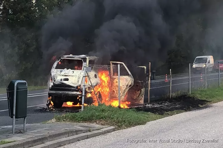 Auto vliegt in brand op N99