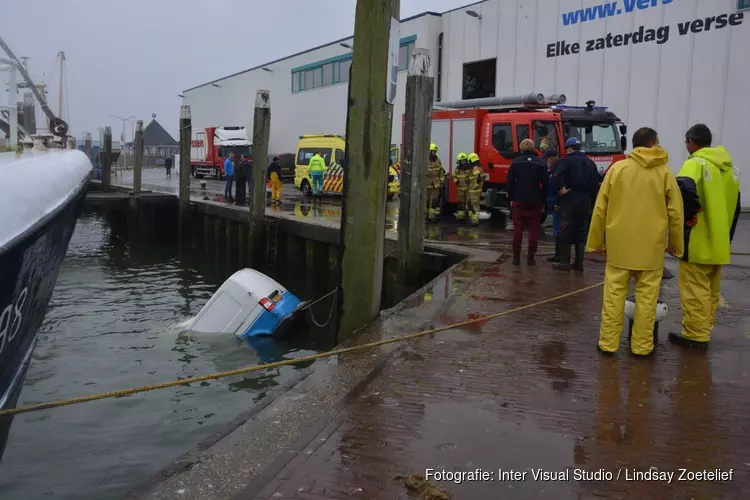 Bestelbus te water in haven Den Oever