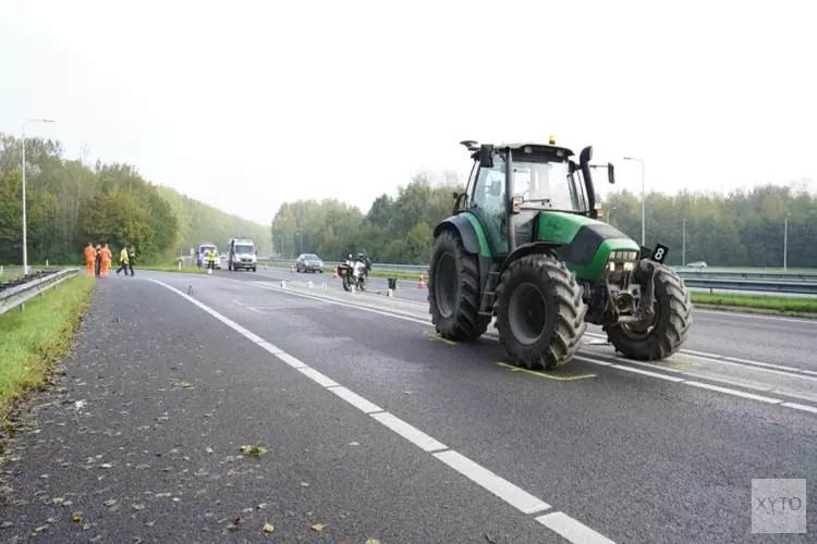 Motoragent op A7 aangereden door tractor onderweg naar boerenprotest