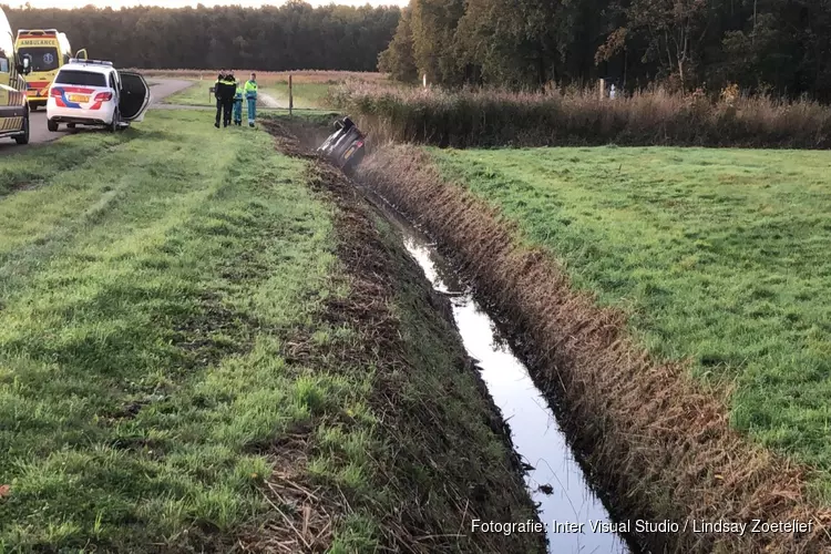 Auto belandt ondersteboven in sloot Wieringerwerf