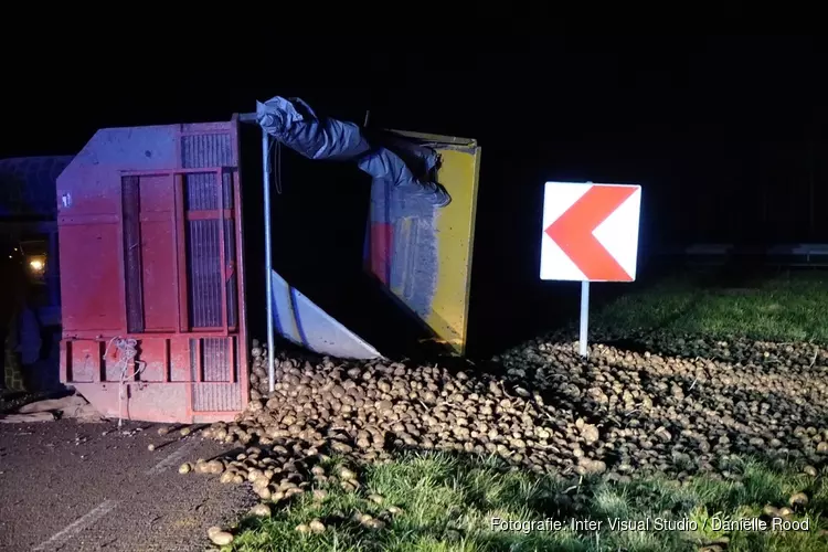 Tractor met aardappelen op zijn kant