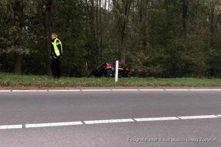 Auto raakt van de weg langs A7