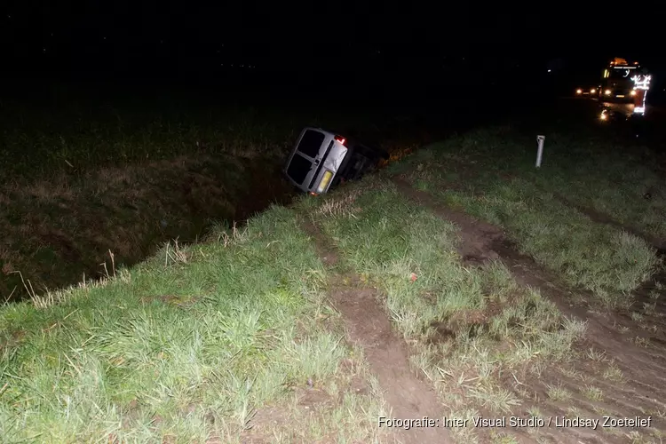 Bestelauto raakt te water in Wieringerwerf