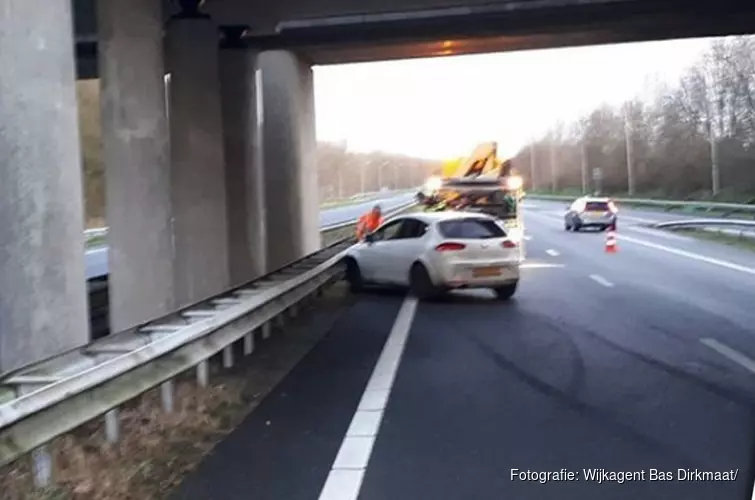 Automobilist wijkt uit voor haas op A7 en belandt in vangrails