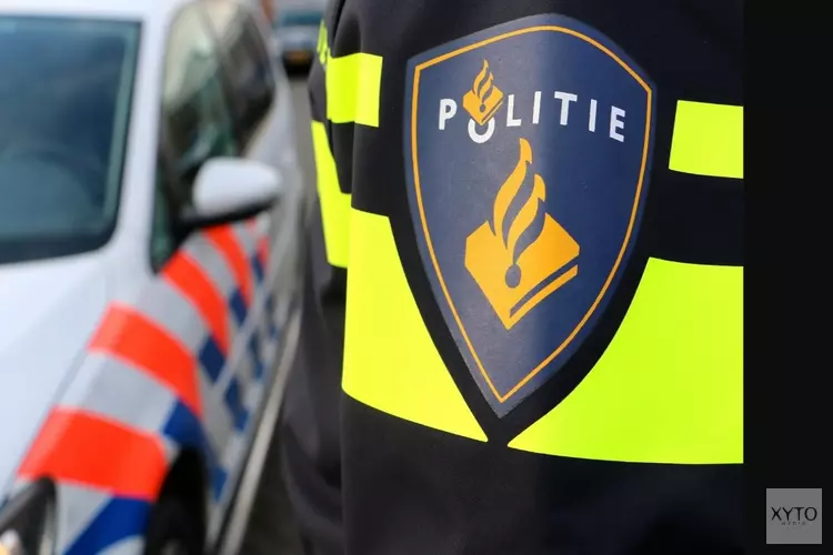 Beschonken bestuurder van bestelbus botst tegen paaltjes in Middenmeer