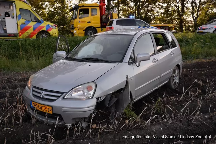 Auto met kinderen aan boord raakt van de weg, geen gewonden