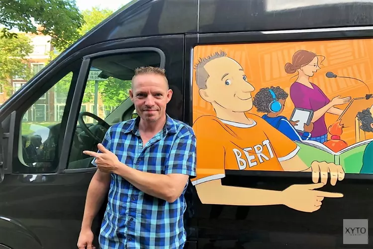 Gepimpte biebbus rijdt door de Noordkop