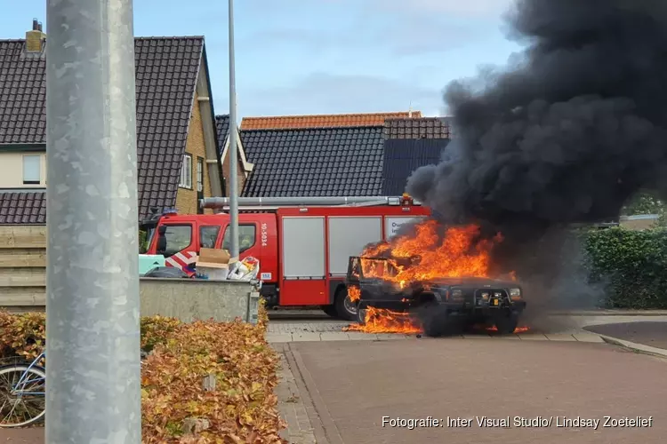 Auto door brand verwoest in Den Oever