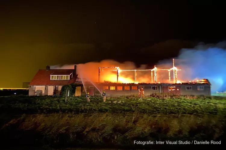 Brand in verlaten boerderij in Middenmeer