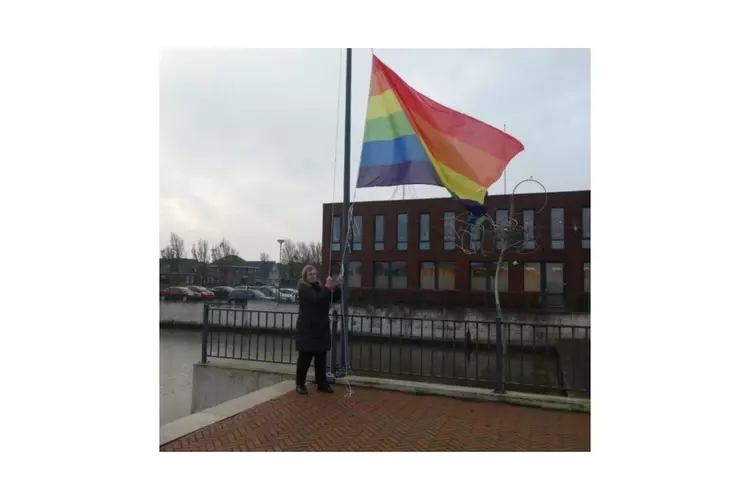 Wethouder Mary van Gent hijst regenboogvlag op Paarse Vrijdag