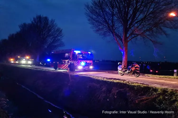 Persoon in scootmobiel rijdt sloot in