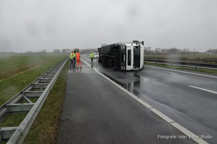 Vrachtwagen gekanteld op A7 bij Middenmeer