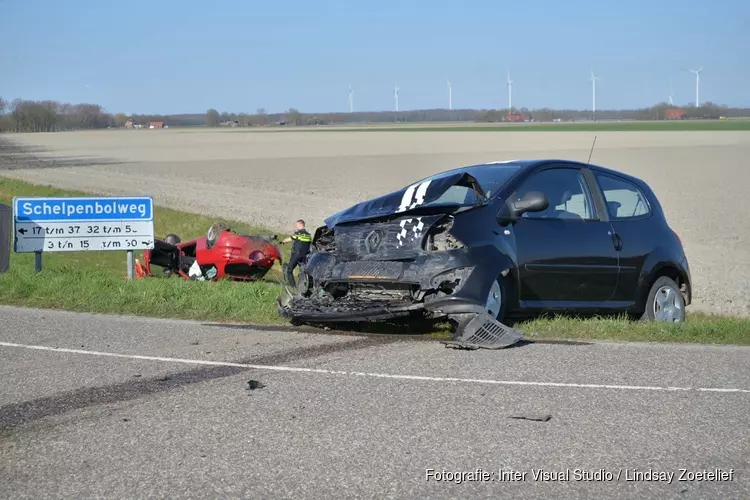 Auto over de kop bij ongeval Slootdorp, twee gewonden