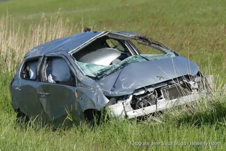 Bestuurder gewond nadat hij met auto over de kop slaat in Anna Paulowna