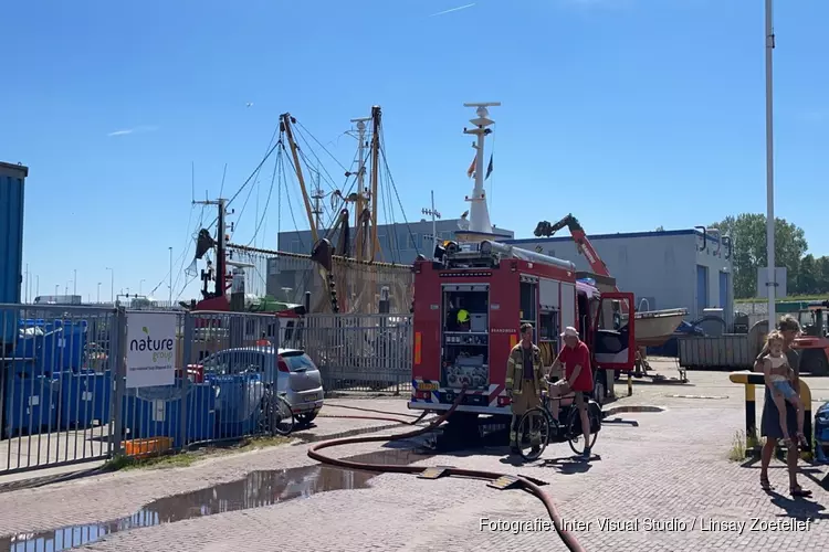Kleine brand op aangemeerde boot in Den Oever
