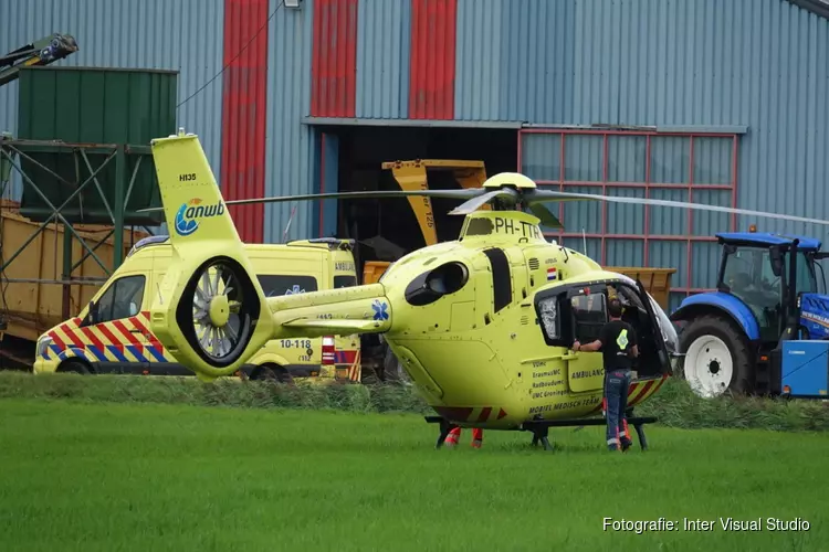 Traumahelikopter bij landbouwbedrijf in Breezand