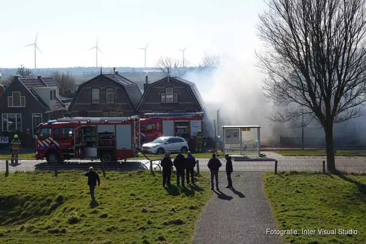 Grote brand in garage van woning in Den Oever