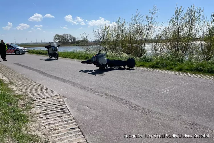 Motorrijder zwaar gewond door ongeval op Amsteldijk