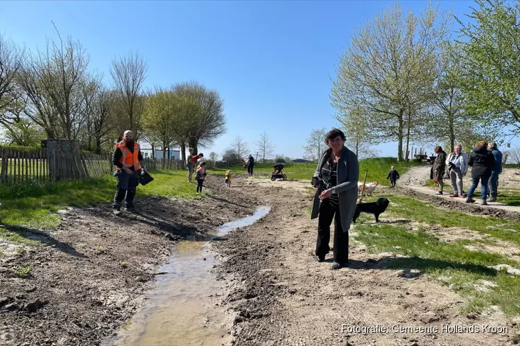 Burgemeester Rian van Dam zet met inwoners en scholieren park in bloei op Nationale Zaaidag