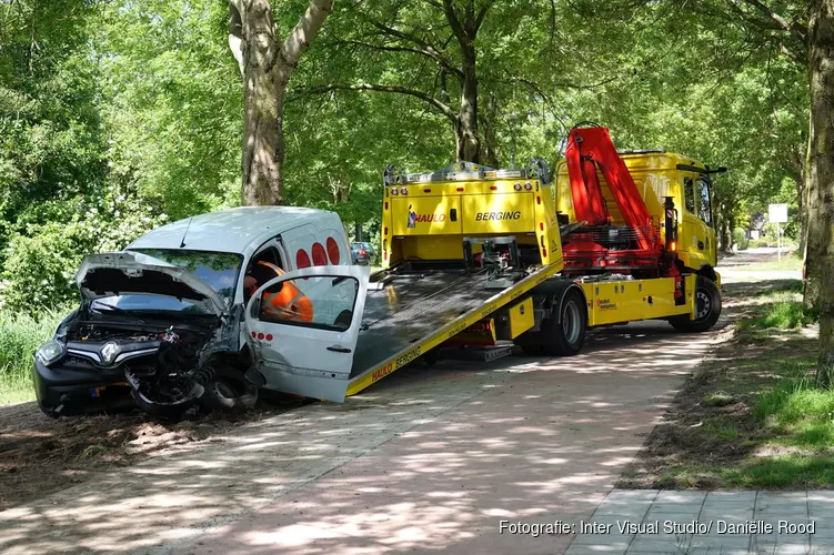 Auto raakt van de weg en rijdt tegen boom in Middenmeer