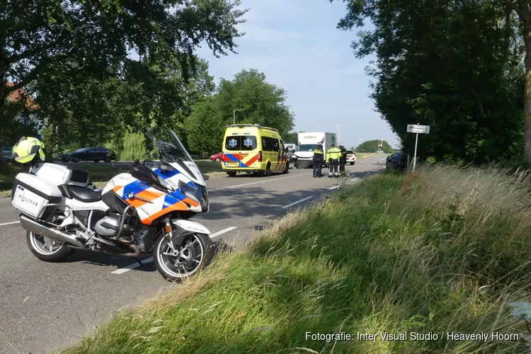 Gewonden na aanrijding tussen twee auto&#39;s en bakwagen in Anna Paulowna