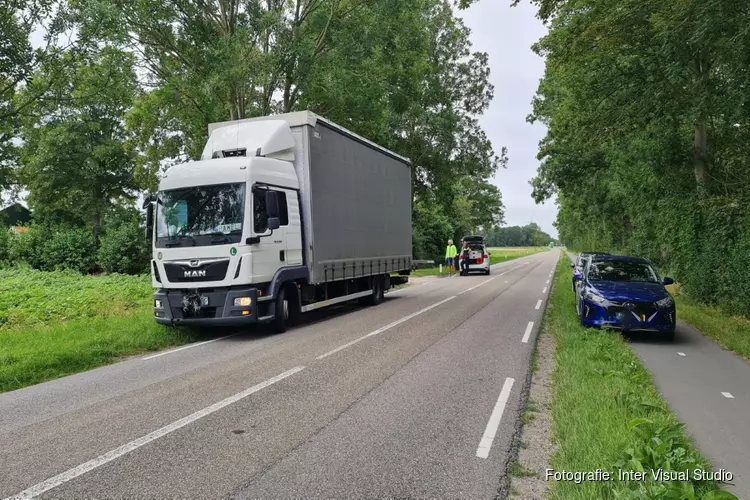 Vrachtwagen tegen auto gereden in Slootdorp