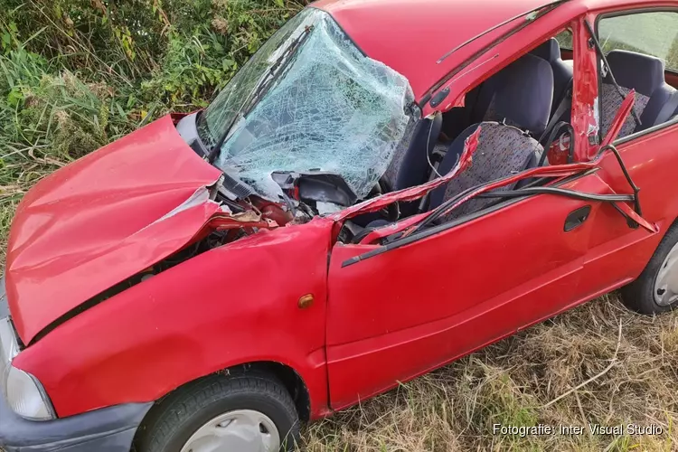 Auto tegen tractor gereden in Barsingerhorn, bestuurder gewond en aangehouden