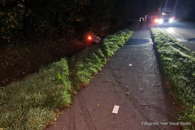 Auto over de kop in Wieringerwerf, bestuurster ongedeerd