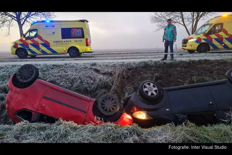 Gladheid in Noordkop: twee auto&#39;s in sloot en één tegen boom