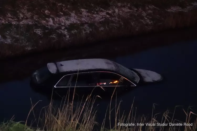 Auto te water bij Middenmeer