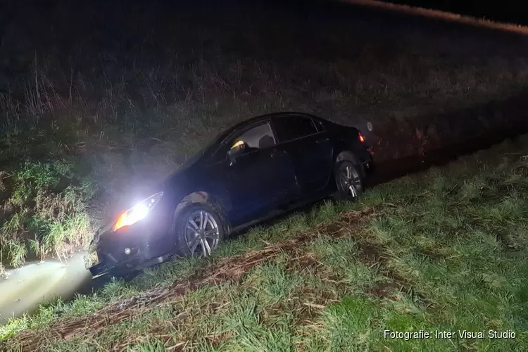 Auto belandt in de sloot in Middenmeer