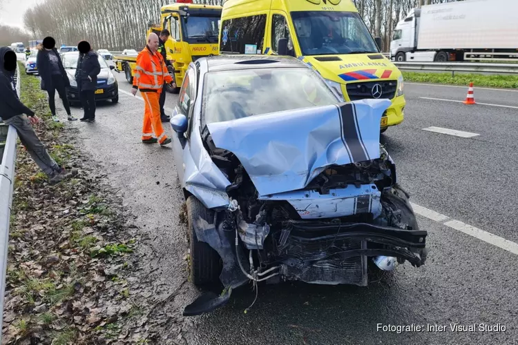 Botsing tussen twee auto&#39;s op A7 bij Middenmeer