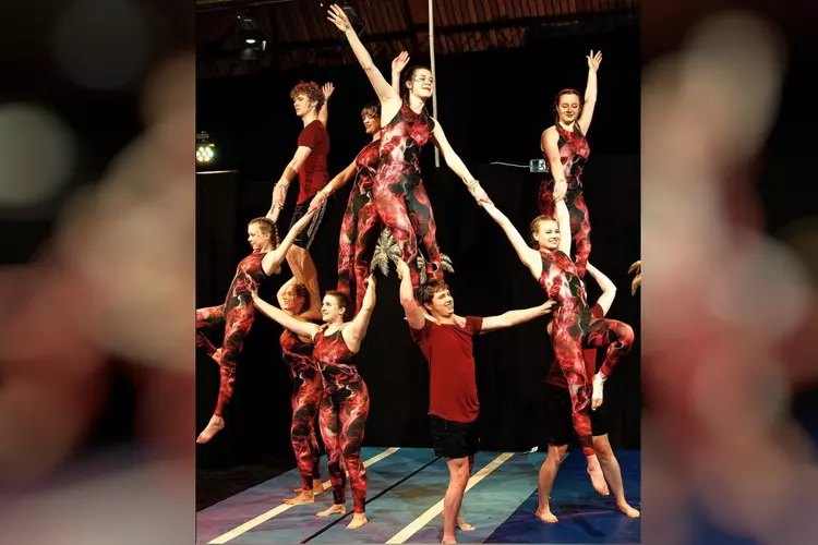 Jeugdcircus Acrobatico met  spectaculaire circustheatershow in Scagon De Luxe