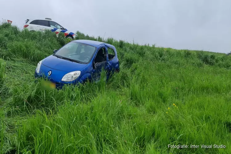 Auto en vrachtauto botsen in Middenmeer