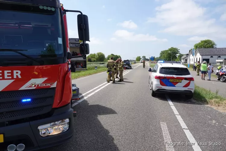 Drie auto&#39;s betrokken bij ongeluk Anna Paulowna, auto helemaal onder water