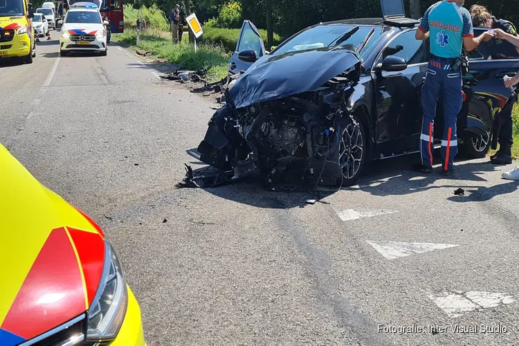 Aanrijding in Slootdorp, bestelbus van talud