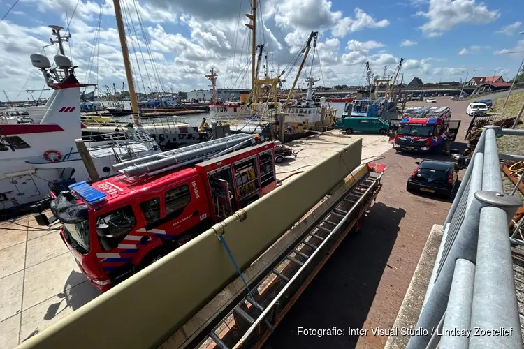 Brand op vissersschip in haven van Den Oever