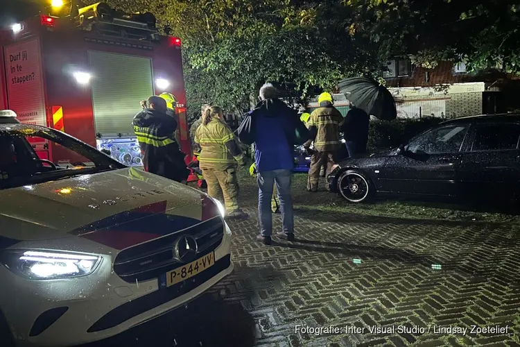 Brandweer weet erger te voorkomen bij autobrand in Den Oever