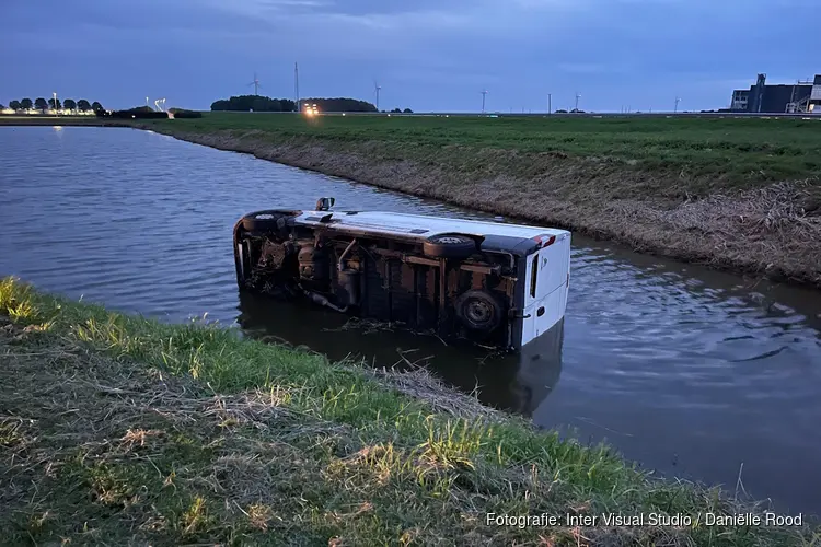 Bestelbus te water geraakt in Middenmeer