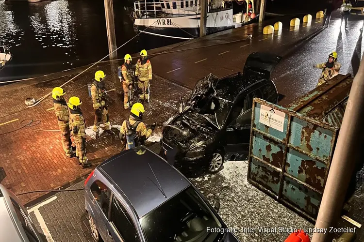 Auto in brand bij haven Den Oever