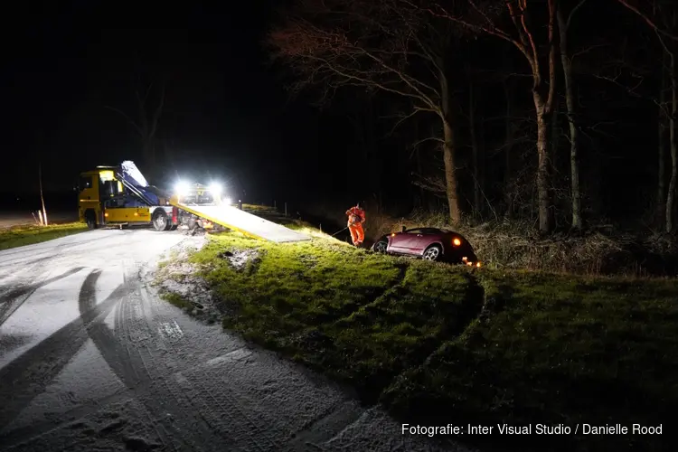 Auto raakt van de weg in Wieringerwerf