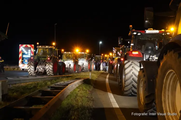 Opnieuw boerenprotest: Afsluitdijk geblokkeerd
